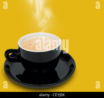 Tasse de café Tabac noir sur fond jaune Banque D'Images