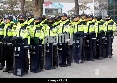 La police anti-émeute coréen avec l'équipement anti-émeute et les boucliers à Séoul, Corée du Sud Banque D'Images