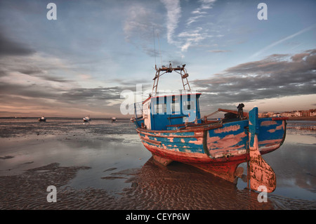 L'un des bateaux à Thorpe Bay Essex UK durant la marée basse Banque D'Images