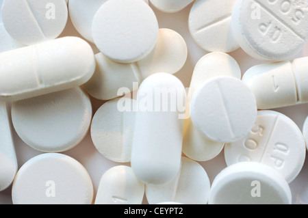 Close up of assorted round et long white pills Banque D'Images