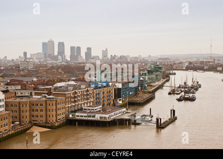 Vue sur Canary Wharf de Tower Bridge, Londres. Banque D'Images