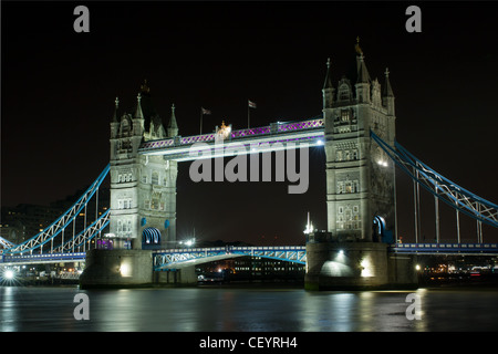 Tower Bridge avec les passerelles allumé en violet pour la Saint-Valentin. L'exposition longue Banque D'Images