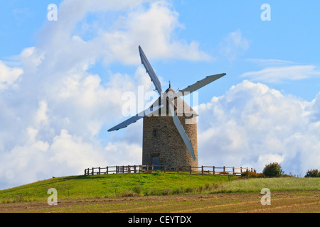 Ancien moulin à vent en France (près de Mont-Saint-Michel) Banque D'Images