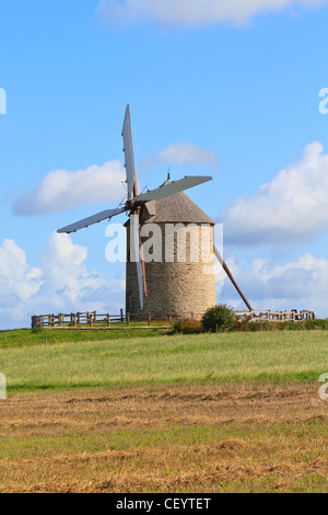 Ancien moulin à vent en France (près de Mont-Saint-Michel) Banque D'Images