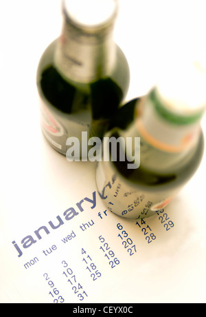 Les résolutions du Nouvel an renoncer à boire deux bouteilles de bière sur un calendrier de Janvier Banque D'Images