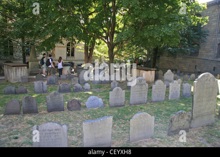 Vue générale de pierres tombales dans les Rois Chapelle Burying Ground, Boston, Massachusetts, United States. Banque D'Images