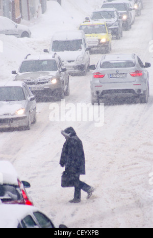 Voitures et piétons pris dans un blizzard au cours de froid en Europe de l'Est, février 2012. Banque D'Images