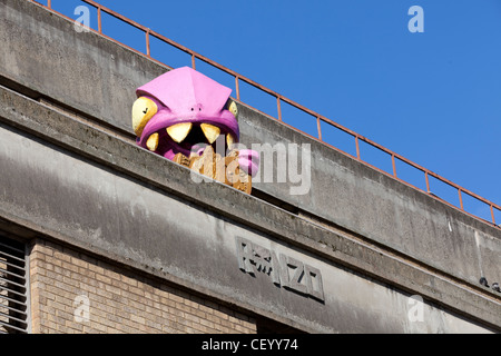 La crise du crédit "Crunchy Monster' Street Art Par Ronzo, Gray Eagle Street, Londres, Angleterre. Banque D'Images