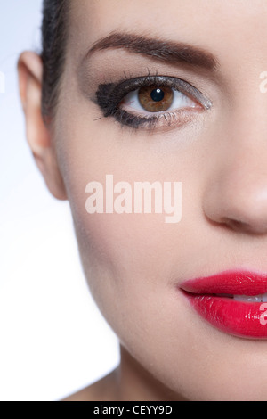 Faire étape par étape, avant et après les cheveux de brunette de son visage, le port d'eyeliner noir gras, maculé de l'ombre à paupières noir, Banque D'Images