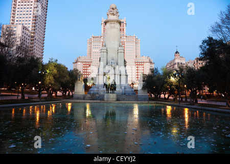 Soir à Madrid, Espagne. Des statues de Cervantes, Don Quichotte, Sancho Panza et Dulcynea Banque D'Images