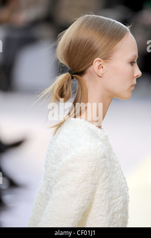 Céline Paris Prêt à Porter Automne Hiver Modèle avec cheveux blonds attachés en queue de cheval gondolé Banque D'Images