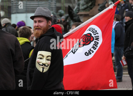 Membre de l'organisation de la jeunesse allemande (Juso) dans le SPD tenant un drapeau pendant un rassemblement contre l'ACTA à Leipzig, en Allemagne. Banque D'Images