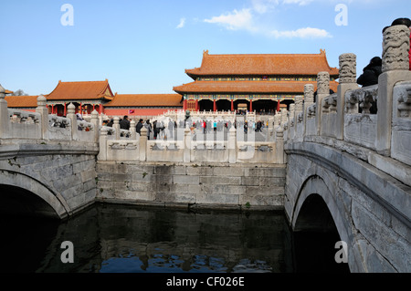 Les touristes à l'intérieur de la première cour extérieur menant à la porte de l'harmonie suprême forbidden city palace museum beijing chine Banque D'Images