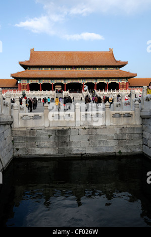 Les touristes à l'intérieur de la première cour extérieur menant à la porte de l'harmonie suprême forbidden city palace museum beijing chine Banque D'Images