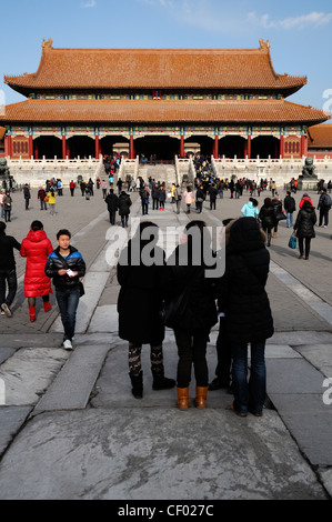 Les touristes à l'intérieur de la première cour extérieur menant à la porte de l'harmonie suprême forbidden city palace museum beijing chine Banque D'Images