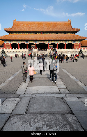 Les touristes à l'intérieur de la première cour extérieur menant à la porte de l'harmonie suprême forbidden city palace museum beijing chine Banque D'Images