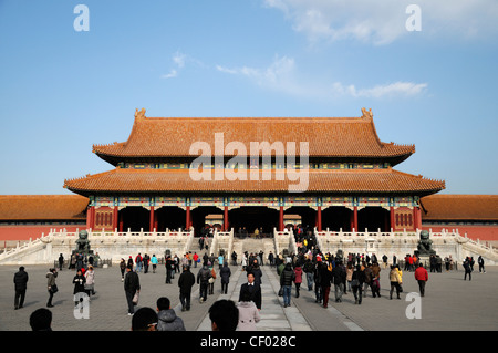 Les touristes à l'intérieur de la première cour extérieur menant à la porte de l'harmonie suprême forbidden city palace museum beijing chine Banque D'Images