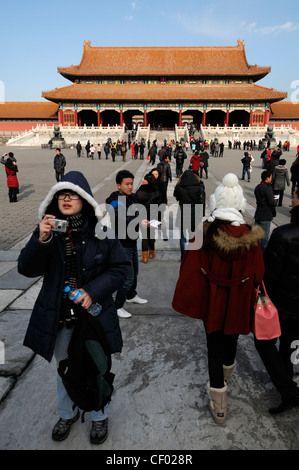 Les touristes à l'intérieur de la première cour extérieur menant à la porte de l'harmonie suprême forbidden city palace museum beijing chine Banque D'Images