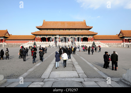 Les touristes à l'intérieur de la première cour extérieur menant à la porte de l'harmonie suprême forbidden city palace museum beijing chine Banque D'Images