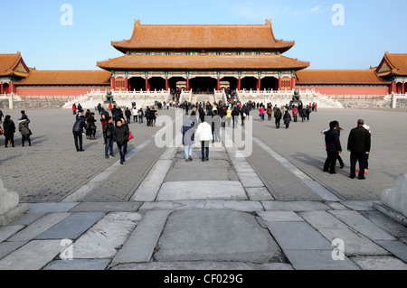 Les touristes à l'intérieur de la première cour extérieur menant à la porte de l'harmonie suprême forbidden city palace museum beijing chine Banque D'Images