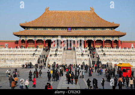 Les touristes à l'intérieur de l'extérieur de la cour menant au hall de l'harmonie suprême forbidden city palace museum beijing chine Banque D'Images