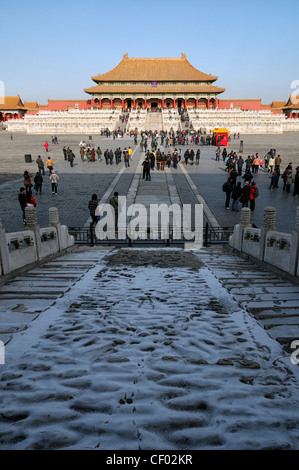 Les touristes à l'intérieur de l'extérieur de la cour menant au hall de l'harmonie suprême forbidden city palace museum Beijing Chine plaque de marbre Banque D'Images