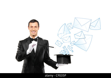 Smiling magicien et courriels provenant d'un haut chapeau isolé sur fond blanc Banque D'Images