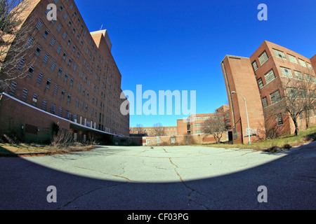 7 bâtiments, à gauche, et 22, droit, à l'abandonné Kings Park Centre psychiatrique Long Island NY Banque D'Images