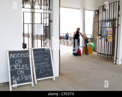 Panneau disant Pas de chien ou de cycles sur la jetée de Deal, Kent. Chiens guides d'aveugles la collecte fort en forme d'un chien Banque D'Images