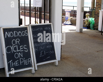 Panneau disant Pas de chien ou de cycles sur la jetée de Deal, Kent. Chiens guides d'aveugles la collecte fort en forme d'un chien Banque D'Images