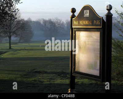 Un panneau à l'entrée de la War Memorial Park à Coventry, Royaume-Uni Banque D'Images