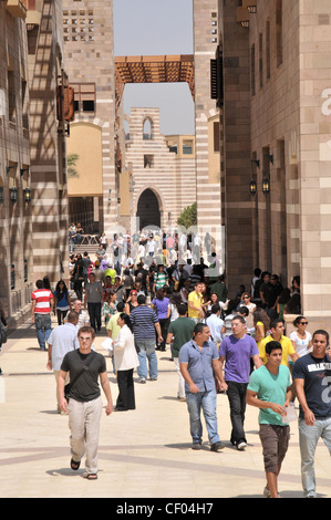La vie étudiante sur le nouveau campus de l'Université américaine du Caire, à la périphérie de la ville, l'une des meilleures universités Egypts Banque D'Images
