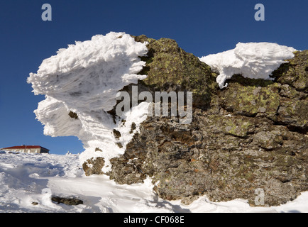 Les roches couvertes de neige sur fond de ciel bleu.La Sibérie.Taïga. La Russie. Chambre à l'arrière-plan. Parc national Taganay. Banque D'Images