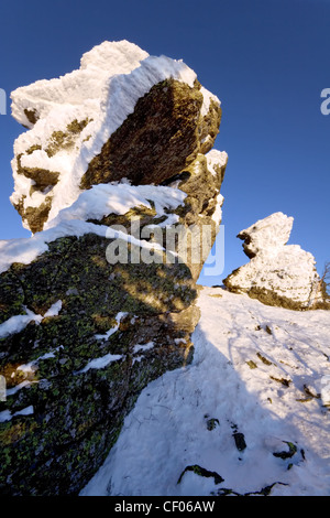 Les roches couvertes de neige sur fond de ciel bleu. La Sibérie. La taïga. Parc national Taganay. La Russie. Banque D'Images