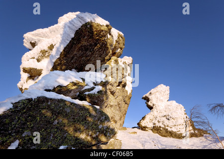 Les roches couvertes de neige sur fond de ciel bleu. La Sibérie. La taïga. Parc national Taganay. La Russie. Banque D'Images