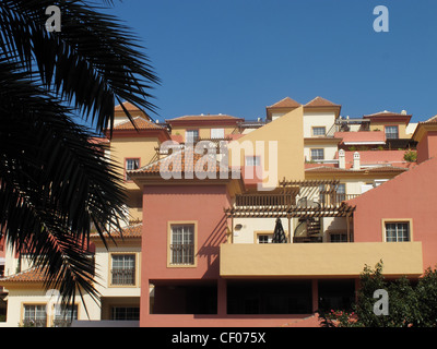 Les maisons aux couleurs vives avec des balcons à Costa Adeje, Tenerife, Canaries Banque D'Images