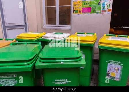 Paris, France, gros plan, Wheely, poubelles en plastique à l'extérieur de l'immeuble d'appartements, ordures ménagères, déchets de papier, poubelles à l'avant vert 'déchets municipaux » recyclage tri Banque D'Images
