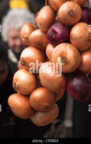 Une chaîne d'oignons français au marché local. Banque D'Images