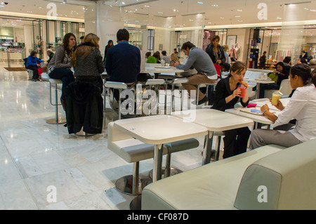 Paris, France, les gens partagent des boissons dans le restaurant bistro français branché, grand magasin « café Cojean » Printemps, intérieurs contemporains, lumières, scène Banque D'Images