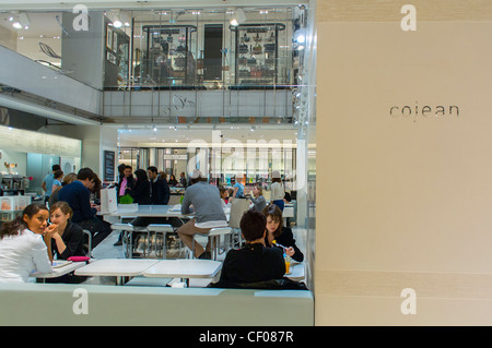 Paris, France, les gens partagent des boissons à l'intérieur du restaurant Bistro français branché, le grand magasin « café Cojean » Printemps, restaurant au design moderne Banque D'Images