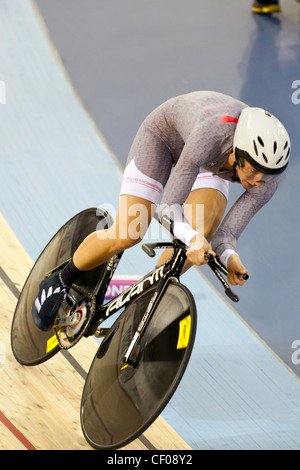 Alison SHANKS (NZL), Femmes en poursuite individuelle la Coupe du Monde de Cyclisme sur Piste UCI 2012 partie de la série de Londres se prépare. Banque D'Images