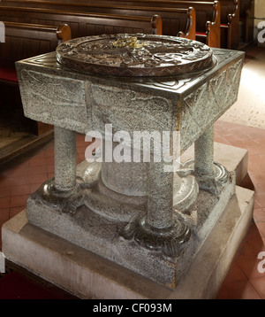Royaume-uni, Angleterre, île de Wight, Arreton, St George's Church Square, de l'intérieur police avec couvercle en bois sculpté Banque D'Images