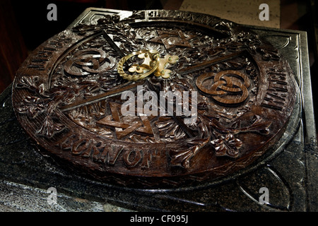 Royaume-uni, Angleterre, île de Wight, Arreton, St George's Church, de l'intérieur du couvercle de la police en bois sculpté Banque D'Images