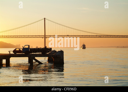 Le 25 avril Pont sur le Tage, Lisbonne, Portugal, Europe Banque D'Images