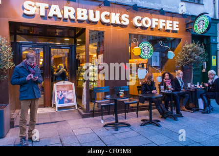 Paris, France, les gens assis à des tables, sur la terrasse du café Starbucks, au soir, dans le quartier Montorgeuil, Shop/ Banque D'Images