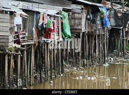 Des maisons sur pilotis dans un quartier pauvre de Siem Reap, Cambodge Banque D'Images