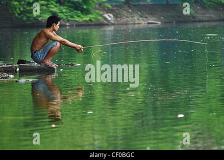 La pêche dans la jeunesse du lac Hoan Kiem de Hanoi, Vietnam Banque D'Images