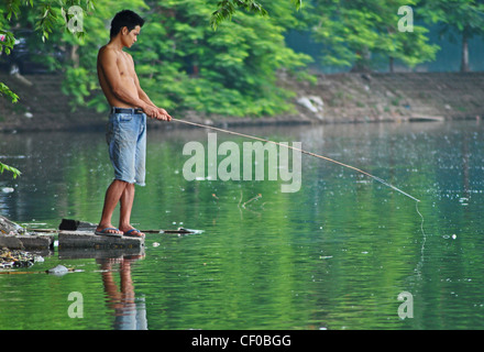 La pêche dans la jeunesse du lac Hoan Kiem de Hanoi, Vietnam Banque D'Images