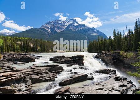 Mont Kerkeslin est représentée dans l'arrière-plan des chutes Athabasca dans le parc national Jasper, Alberta, Canada. Banque D'Images