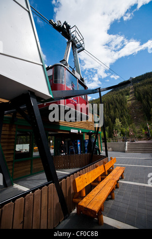 Le Jasper Tramway gondola s'approche de la borne inférieure. Banque D'Images